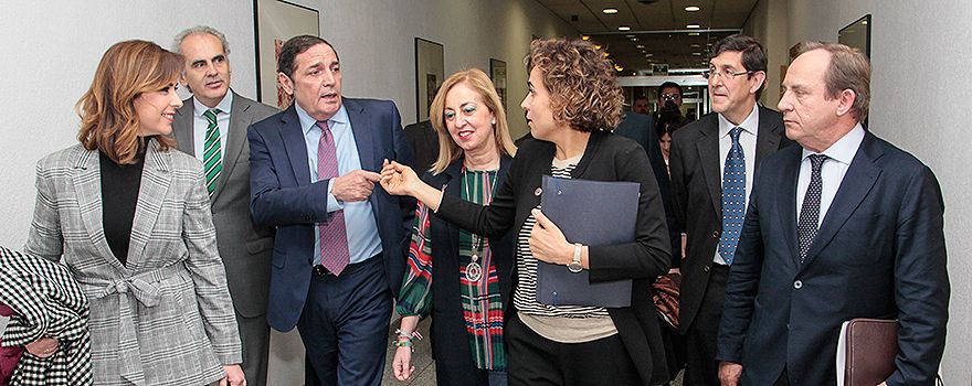 Los consejeros populares, el secretario general de Sanidad, Javier Castrodeza y la ministra de Sanidad, Dolors Montserrat, entran a la sala en la que se citó a la Conferencia Médica. 