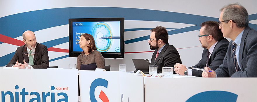 Carlos Sisternas, director de Fenin Cataluña y coordinador del sector de Diagnóstico In Vitro, Imma Caballé, presidenta de la Sociedad de Medicina de Laboratorio (SEQC); Eduardo Ortega, periodista de Redaccion Médica; José Luis Baquero, vicepresidente del Foro Español de Pacientes (FEP), y Rafael Cantón, jefe de Servicio de Microbiología del Hospital Ramón y Cajal. 