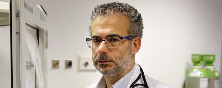 Alberto Fernández-Villar, en su consulta del Complejo Álvaro Cunqueiro (EOXI Vigo).