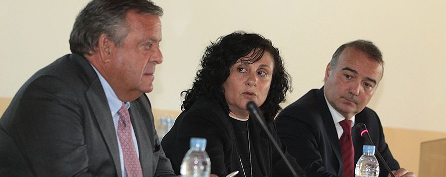  Julio Ancochea, director de la Cátedra; Nuria Fernández de Cano Martín, subdirectora general de Continuidad Asistencial, Servicio madrileño de Salud; David Asín, General Manager Linde Healthcare.