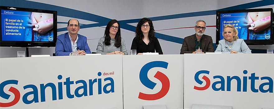 Jesús Díaz Rocillo, psicólogo en la Unidad de Pediatría y Adolescencia del Hospital Ruber Internacional y coordinador de adolescentes del Hospital De Día de Montreal; Marta Gago, directora de la Unidad de Tratamientos Externos de ITA en Madrid; Cristina Alcalá, jefa de la Sección de Especialidades de Redacción Médica; Marc Ferreira, director de Psicoterapia de ITA; y Pepi Aymat, presidenta de Adaner.