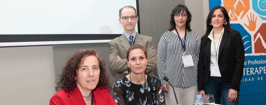 María Jesús Rodríguez Nieto, presidenta de Neumomadrid; María Teresa Hernández, formada en Fisioterapia Respiratoria y moderadora de esta mesa; José Montojo Woodeson, otorrinolaringólogo del Hospital Universitario 12 de Octubre; Sara de Santiago, logopeda del Hospital Universitario de León; y Nayra Fernández, fisioterapeuta de la Unidad de Rehabilitación Infantil del Hospital Beata María Ana.