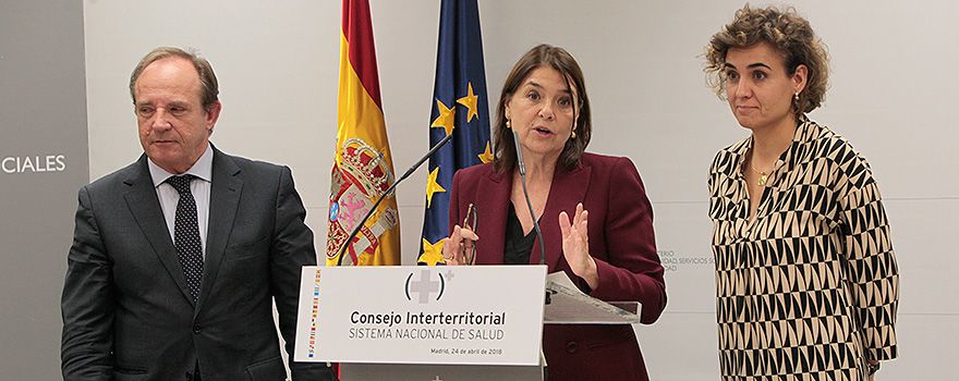 Javier Castrodeza, secretario general de Sanidad, Belén Crespo, directora de la AEMPS y la ministra de Sanidad, Dolors Montserrat.