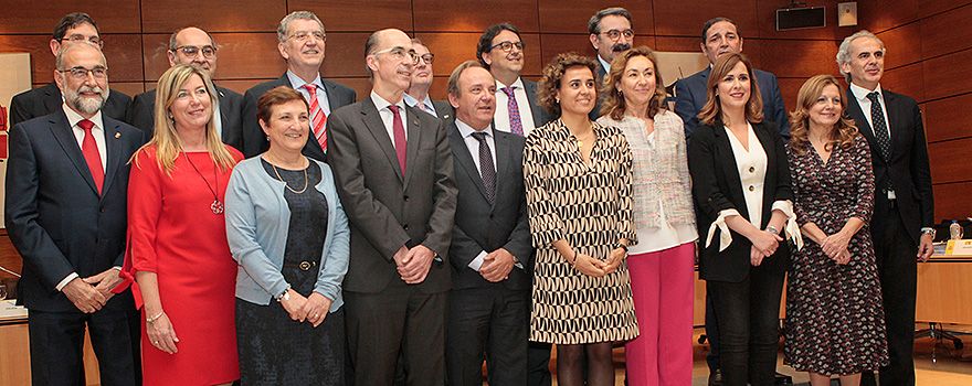 La ministra de Sanidad, Dolors Montserrat, y el secretario general de Sanidad, Javier Castrodeza, junto a los consejeros de Salud de las comunidades autónomas. 