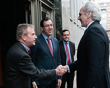 Enrique Ruiz Escudero, consejero de Sanidad de la Comunidad de Madrid, es recibido en la sede de la SEHH.