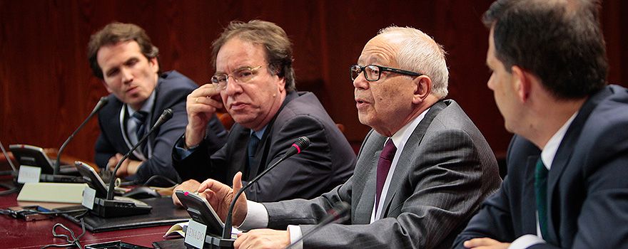  Gonzalo Casino Fernández, director de Sanidad de Deloitte, Amós García Rojas, presidente de la Asociación Española de Vacunología, Julio Sánchez Fierro, vicepresidente de la Asociación Española de Derecho Sanitario y David Cantarero, vicepresidente de la Asociación de Economía de la Salud (AES).