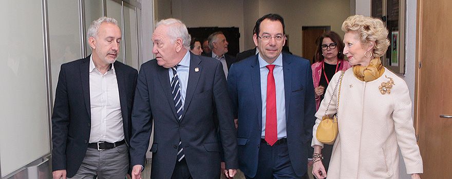 Rafael Reig, secretario general de Acción Sindical de Satse; Florentino Pérez Raya, presdiente del Consejo General de Enfermería (CGE); José Luis Cobos,asesor del CGE; Pilar Fernández, vicepresidenta primera del CGE.