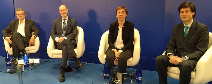 Julio González, catedrático de Derecho Administrativo de la UCM; Carlos Sisternas, director de Fenin Cataluña; Nuria Cuenca, cap de la Unidad de Contratación Administrativa del Hospital Clinic de Barcelona, y Manuel Carmona, subdirector de Gestión Económica del Hospital Universitario de Móstoles.