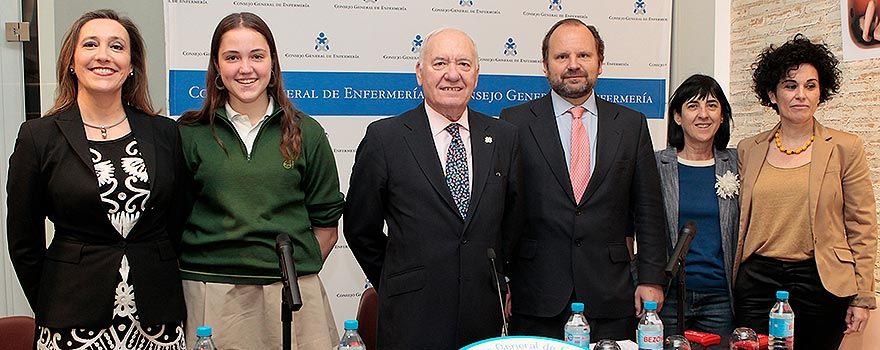 Florentino Pérez Raya, presidente del Consejo General de Enfermería e Iñigo Lapetra, director de comunicación, acompañados por pacientes y enfermeras.