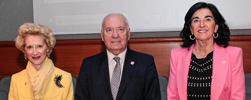 Pilar Fernández, vicepresidenta del Consejo General de Enfermería (CGE); Florentino Pérez Raya, presidente del CGE; Raquel Rodríguez, vicepresidenta segunda del CGE.