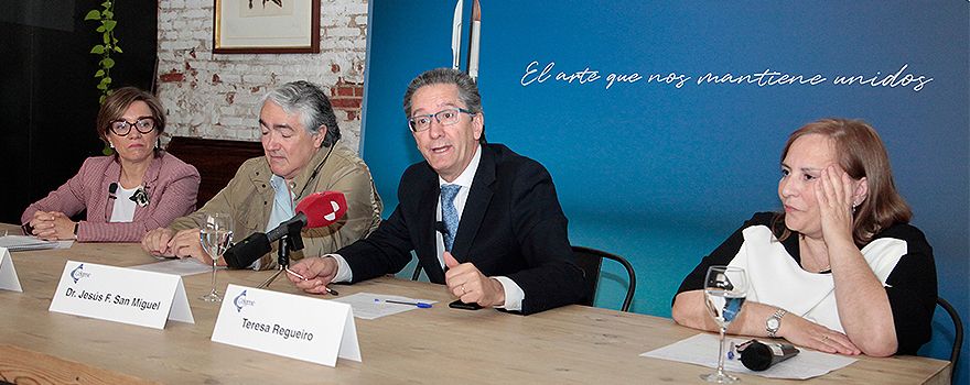 Luisa Rodríguez Pose, directora médica de Celgene en España; Juan José Lahuerta, jefe de la Sección Clínica del Servicio de Hematologí del Hospital 12 de Octubre de Madrid; Jesús San Miguel, director médico de la Clínica Universidad de Navarra, y Teresa Regueiro, presidenta de la Comunidad Española de Pacientes con Mieloma Múltiple.