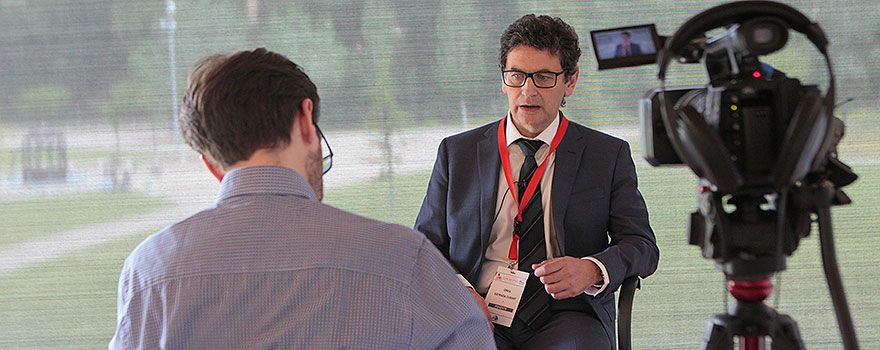 Oriol Estrada durante la entrevista con Redacción Médica.