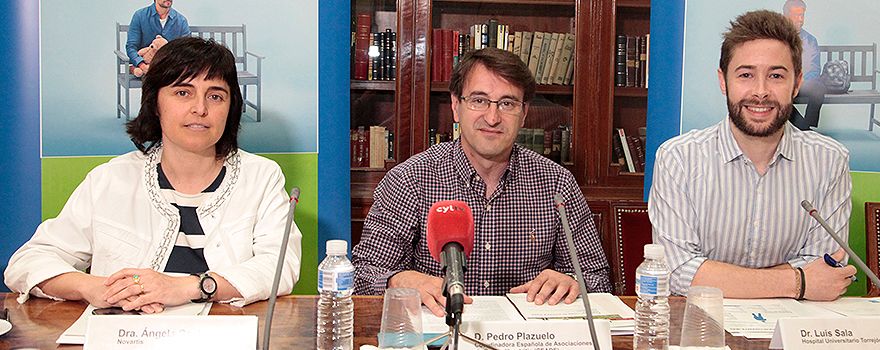 Àngels Costa, responsable de relación con pacientes de Novartis; Pedro Plazuelo, presidente de Ceade; Luis Sala, médico especialista en Reumatología del Hospital Universitario de Torrejón.