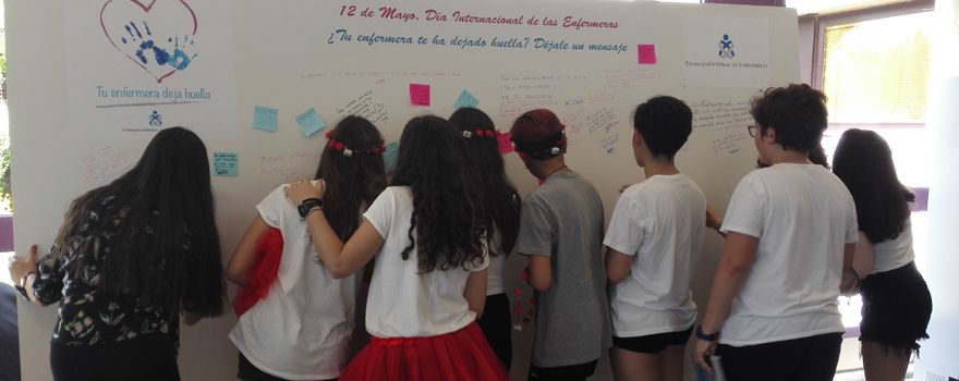 Un grupo de jóvenes expresando su agradecimiento a la Enfermería en el Hospital de Getafe.