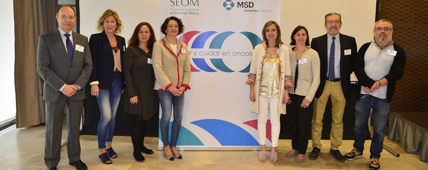 De izquierda a derecha: Félix del Valle, director ejecutivo de MSD Oncología en España y Portugal; Encarnación Gonzalez Flores, secretaria general de SEOM; Mariví Tornamira; Ruth Vera; Cristina Ibarrola; Margarita Majem, vocal de la Junta Directiva de SEOM; Gerardo Cajaraville y Emilio de Benito, presidente de ANIS.