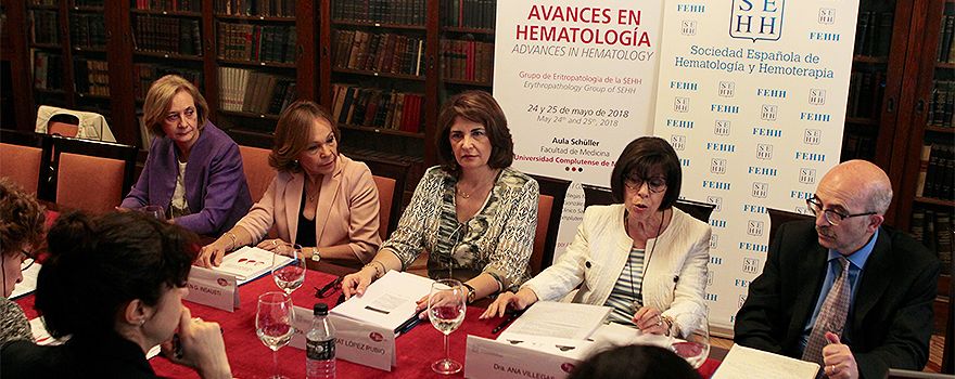 De izquierda a derecha: Carmen Burgaleta, Carmen Insausti, Montserrat López Rubio, Ana Villegas y Ángel Remacha.
