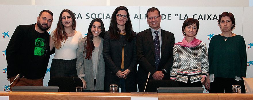 Miguel Martín, presentador de la campaña; Marina Isern, paciente y colaboradora de la campaña; Alba Aranda, paciente y colaboradora de la campaña; Marta Gago, directora del Hospital de Día del Centro ITA Madrid; Alberto San Juan Llorente, director general de la Familia y el Menor de la Comunidad de Madrid; Mercedes Galán, directora de la Fundación FITA; y Mertixell Lozano, responsable de Proyectos Sociales de la Fundación FITA. 