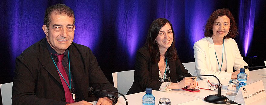 Mesa sobre “Infecciones bacterianas en pacientes con EPOC”, compuesta por:  Carlos José Álvarez, Julia Amaranta García y Rosario Menéndez.