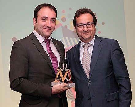 Francisco Sigüenza, coordinador de residencias de mayores y centros geriátricos de Mensajeros de la Paz, recoge el premio de manos del viceconsejero Fernando Prados.