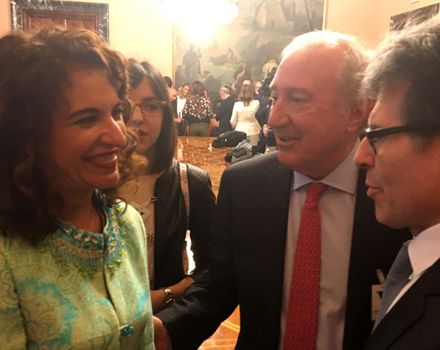 María Jesús Montero, ministra de Hacienda, con Juan López-Belmonte, presidente del Grupo Rovi, y Humberto Arnés, director general de Farmaindustria.