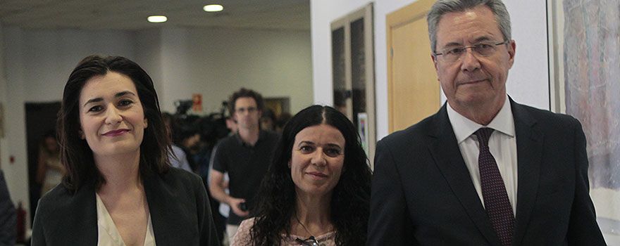 Montón junto a Patricia Lacruz,  directora general de Cartera Básica del Sistema Nacional de Salud y Farmacia; y Ricardo Campos,  secretario general de Sanidad y Consumo, en su llegada a la reunión.