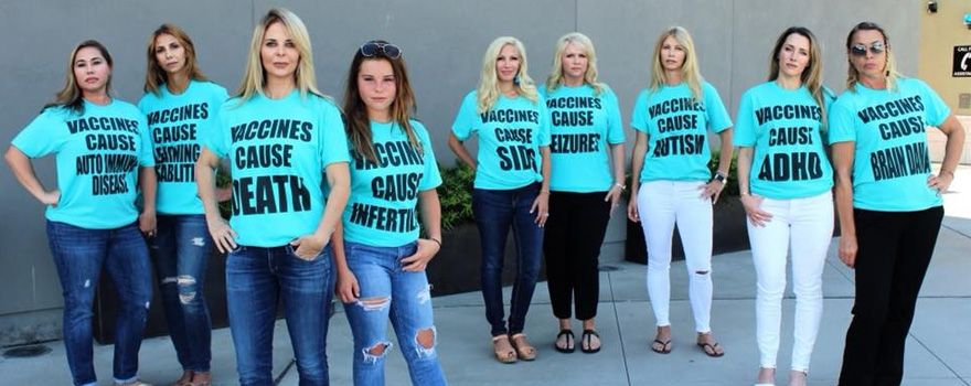 Las mujeres posan con mensajes antivacunas en sus camisetas. 