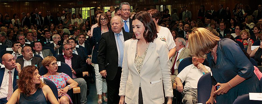 Carmen Montón, ministra de Sanidad, acompañada de los nuevos altos cargos del Departamento. 