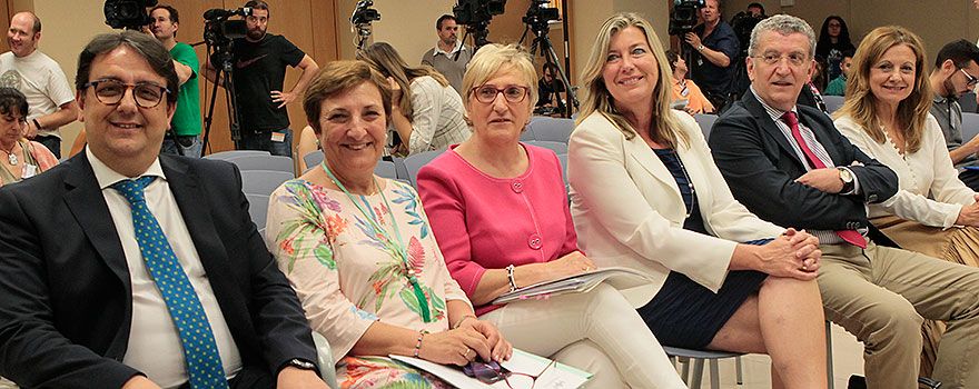 José María Vergeles; María Luisa Real; Ana Barceló; Patricia Gómez; Sebastián Celaya; y Marina Álvarez, durante la intervención de la ministra de Sanidad, Carmen Montón. 