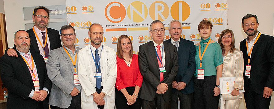 Justo Moreno, Antonio Franco, Jordi Domínguez; Natividad Calvente, Teresa Millán, Cristina Rey y José Vicente Galindo, todos del Comité Organizador del IV Congreso de RRII. Entre ellos, Julio Zarco, director de Personalización de la Asistencia del Hospital Clínico de Madrid; José Soto, gerente del Hospital Clínico Santa Carlos, y Antonio Alemany, director general de Asistencia Sanitaria de la Comunidad de Madrid.