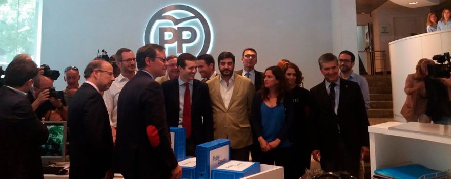 Pablo Casado, en el momento de entregar la documentación de su candidatura, con sus apoyos y simpatizantes, entre ello José Ignacio Echániz.
