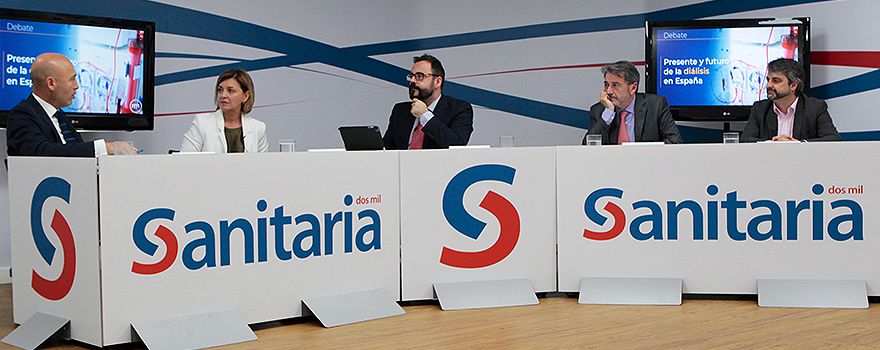 Juna Carlos Alcolea, presidente de la Junta Directiva de Nefrología de Fenin; María Dolores del Pino, presidenta de la SEN; Eduardo Ortega Socorro, periodista de Sanitaria 2000; Modoaldo Garrido, vicepresidente de Sedisa, y Juan Carlos Julián, director general de Alcer. 