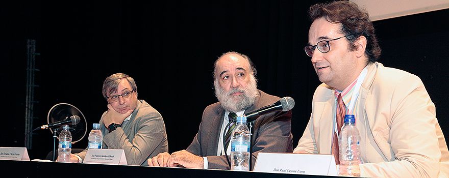 Fernando Chacón Fuertes, vicepresidente primero del Consejo General de la Psicología; Francisco Santolaya Ochando, presidente del Consejo General de Colegios de Psicología; y Juan Hermoso, coordinador de la división de Psicología del Centro Cardenal Cisneros, durante la inauguración de las III Jornadas Nacionales de Psicoterapia.