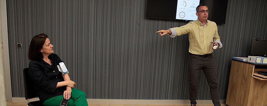 Carmen Osete y Francisco Perujo, responsable de proyecto de Salud Conectada, hacen una demostración práctica.  