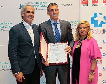 Juan Antonio Álvaro de la Parra, gerente de la Fundación Jiménez Díaz, recibe el sello Madrid Excelente de manos del consejero de Sanidad de la Comunidad de Madrid, Enrique Ruiz Escudero y de la directora general de Madrid Excelente, Irene Navarro.
