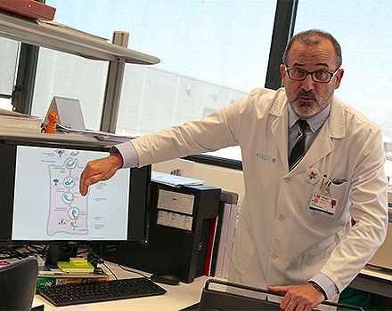 Delgado explica a los medios cómo funciona el anticuerpo contra el ébola.