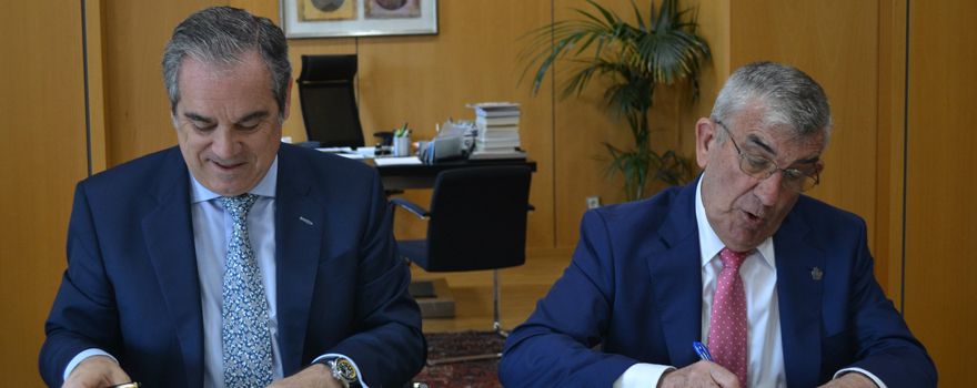 Jesús Aguilar, presidente del Consejo General de Farmacéuticos, y Rafael Martínez, presidente de Farmacéuticos Sin Fronteras, en el momento de firmar el documento.