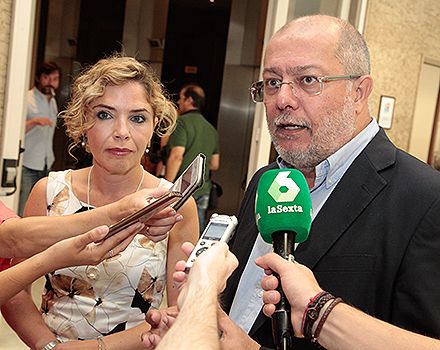 Marta Martín y Francisco Igea atienden a los medios después del registro de la PNL.