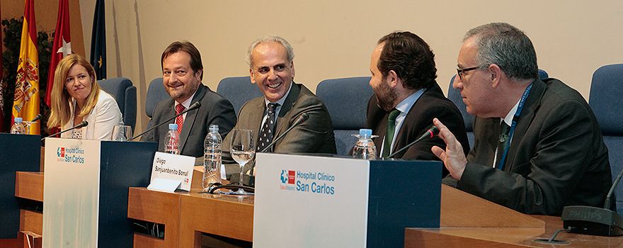 Ana Dávila, directora general de Humanización de la Asistencia Sanitaria del Servicio Madrileño de Salud (Sermas); Fernando Prados, viceconsejero de Sanidad de la Comunidad de Madrid; Enrique Ruiz Escudero, consejero de Sanidad de la Comunidad de Madrid; Diego Sanjuanbenito, viceconsejero de Humanización de la Asistencia Sanitaria y José Soto, gerente del Hospital Clínico San Carlos.
