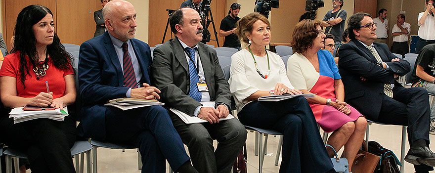 Patricia Lacruz, secretaria general de Cartera Básica de Servicios y Farmacia; Rodrigo Gutiérrez, director general de Ordenación Profesional; Aurelia Sánchez, consejera de Bienestar Social de la Junta de Comunidades de Castilla-La Mancha; Victoria Broto, consejera de Ciudadanía y Derechos Sociales de Aragón; y José María Vergeles, consejero de Sanidad y Políticas Sociales de la Junta de Extremadura