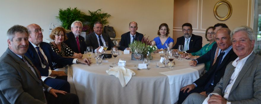 La mesa presidencial de la Comida de Verano de Asomega. 