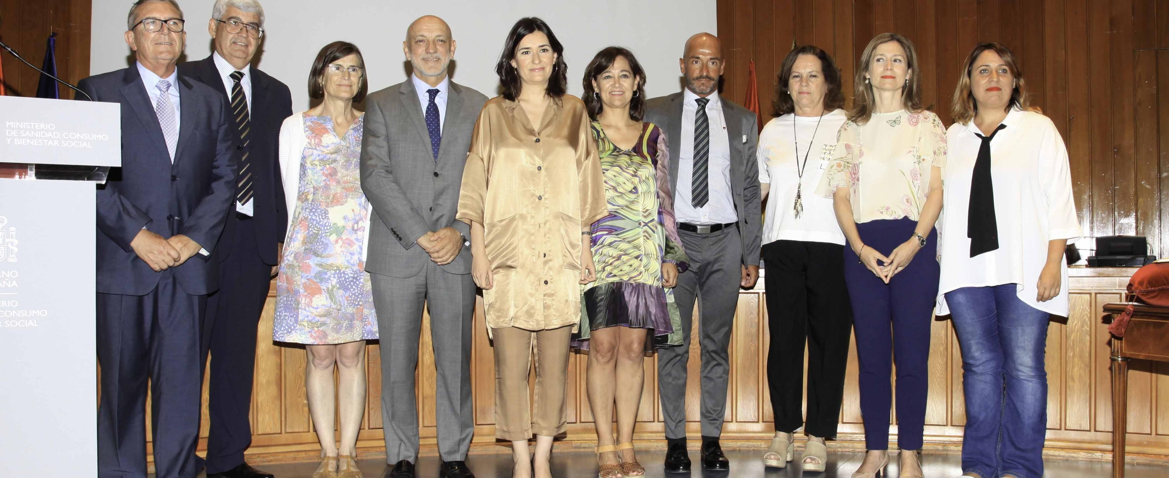 José Luis Sanchís Oliver, secretario general técnico; Justo Herrera, subsecretario de Sanidad; Pilar Aparicio Azcárraga, directora general de Salud Pública; Rodrigo Gutiérrez Fernández, director de Ordenación Profesional; Carmen Montón, ministra de Sanidad; Marta Natividad García Pérez, directora de la Aecosan; Jesús Celada Pérez, director general de Políticas de Apoyo a la Discapacidad; Azucena Martí Palacios, delegada del Gobierno para el Plan Nacional sobre Drogas; María Jesús Lamas, directora de la Aemps y Ruth Carrasco Ruiz, directora del Injuve.