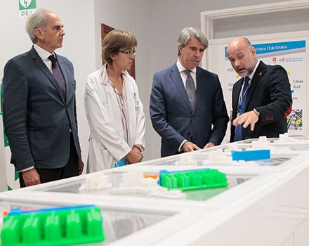 Luis Mosquera subdirector de gestión de Ingeniería y Mantenimiento del Hospital 12 de Octubre, muestra la maqueta de la ampliación al presidente Garrido, al consejero Ruiz Escudero y la gerente del centro, Martínez de Pancorbo. 