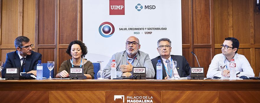 Miguel Ángel Calleja, Ruth Vera, Juan Cruz, José Palacios y Roberto Saldaña en la mesa redonda sobre la perspectiva de las sociedades científicas y de pacientes sobre la Medicina de Precisión.