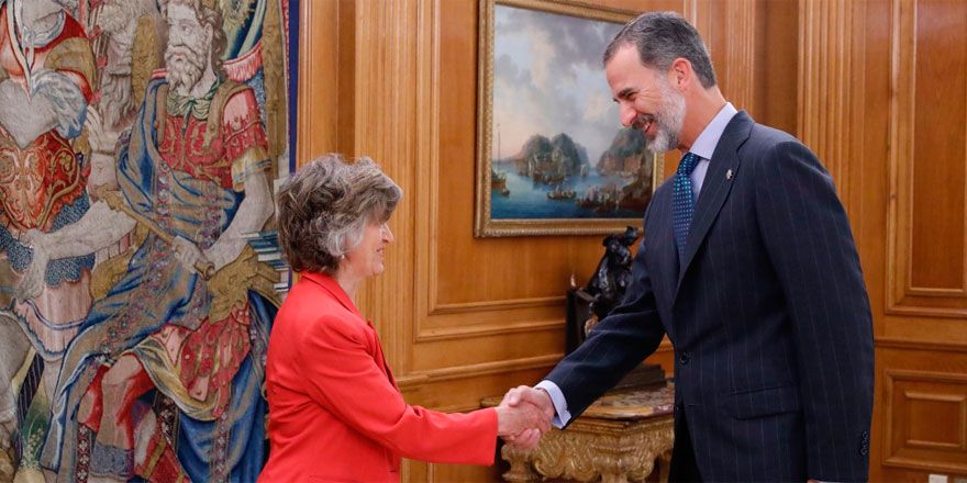 La nueva ministra de Sanidad estrecha la mano a Felipe VI.