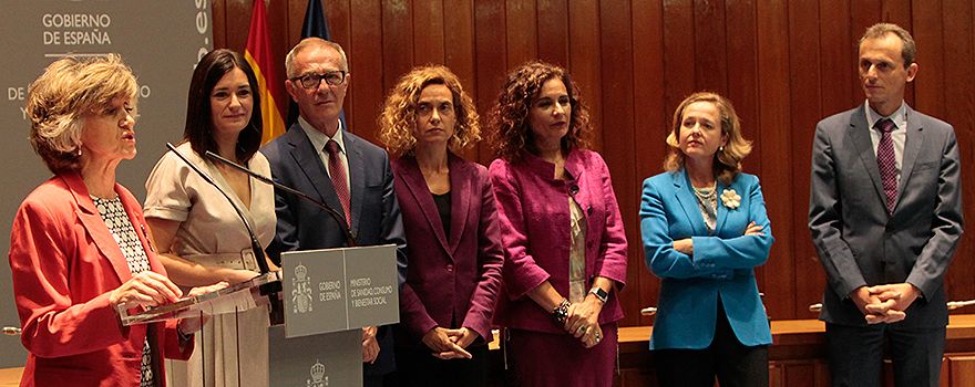 Un momento del discurso de Carcedo, bajo la atenta mirada de Carmen Montón y los ministros José Guirao (Cultura), Meritxell Batet (Política Territorial), María Jesús Montero (Hacienda), Nadia Calviño (Economía) y Pedro Duque (Ciencia).