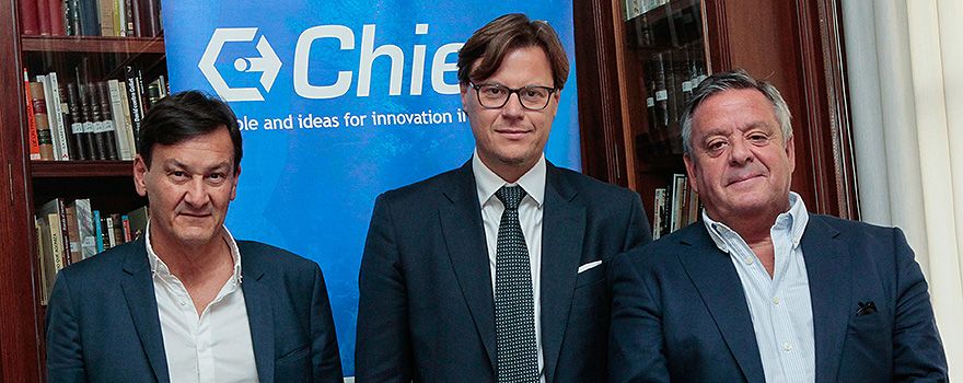 De izquierda a derecha: Luis Pérez de Llano; Giuseppe Chiericatti, director general de Chiesi España; y Julio Ancochea.