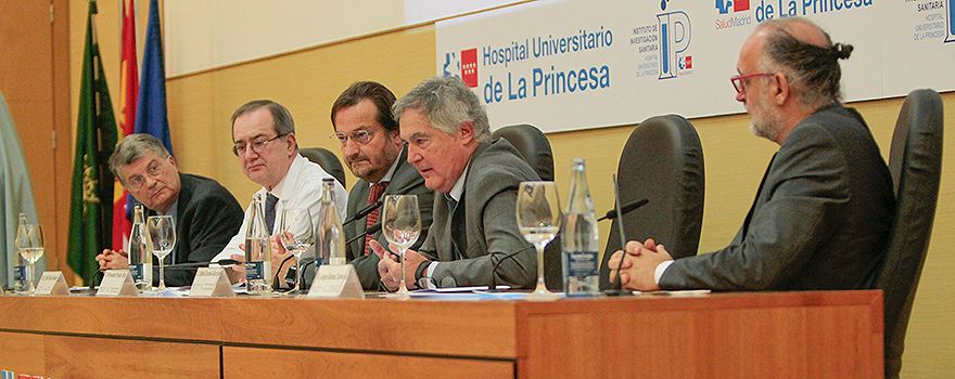 Nikos Kastanos, cofundador del Movimiento Hipocrático; Fidel Illana, gerente del centro hospitalario La Princesa; Fernando Prados, viceconsejero de Atención Sanitaria de la Comunidad de Madrid; Rafael Garesse, rector de la Universidad Autónoma de Madrid; Jorge Gómez, coordinador de Humanización de La Paz.