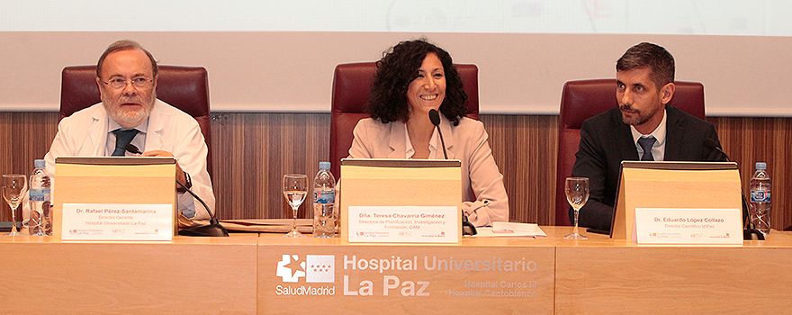 Rafael Pérez-Santamarina, gerente del Hospital Universaitario La Paz; Teresa Chavarría Giménez, directora de Planificación, Investigación y Formación de la Comunidad de Madrid, y Eduardo López-Collazo, director científico de IdiPaz.