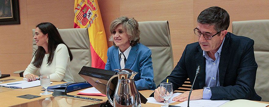 María del Carmen Hernández, vicepresidenta primera de la Comisión de Sanidad; la ministra de Sanidad, Consumo y Bienestar Social, María Luisa Carcedo; y Patxi López, presidente de la Comisión de Sanidad.