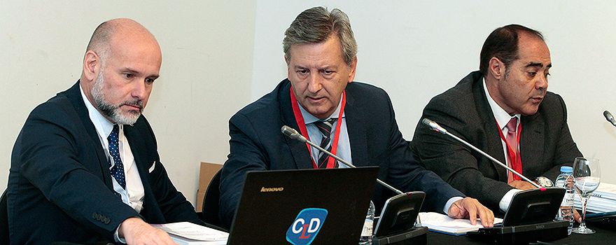 Luis Mosquera, presidente de la Asociación Española de Ingeniería Hospitalaria; Andrés Gómez Blanco, vocal de la Comisión de Ingeniería Médica y Sanitaria del Colegio Oficial de Ingenieros Industriales de Madrid; Javier Guijarro, secretario general de la AEIH.